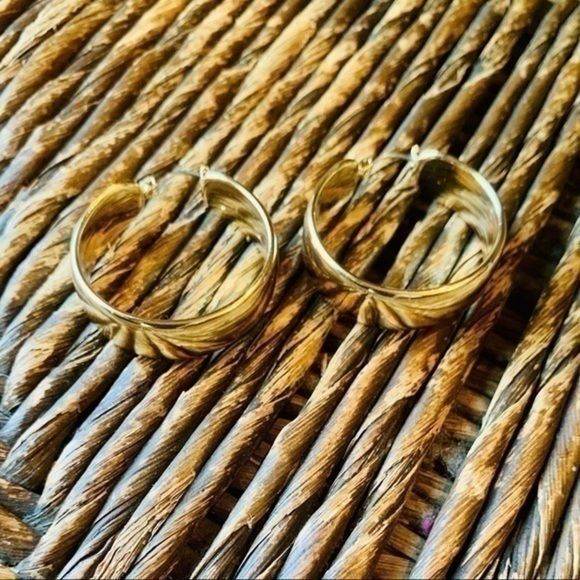 ✨✨Chunky Gold Tone Hoops ✨✨ - Picture 2 of 9
